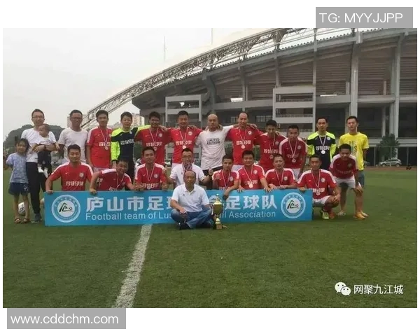 南京足球队荣登全国足球团队协作排行榜第二名展现团队精神与实力