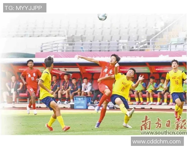 足球明星齐聚一堂共踢足球展现精彩技艺与团队合作精神 足球明星齐聚一堂共踢足球展现精彩技艺与团队合作精神